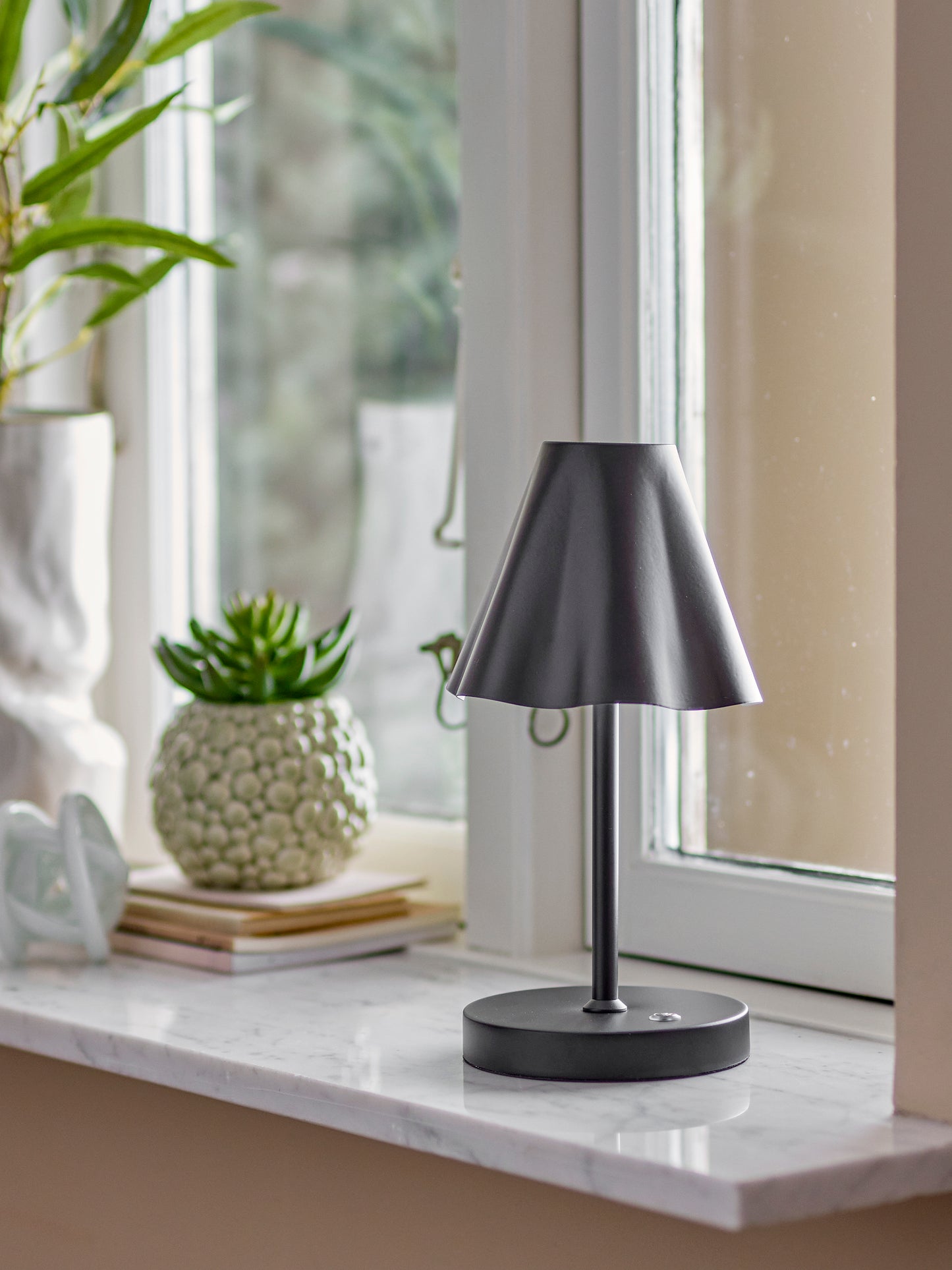 Lianna portabel bordslampa - Svart