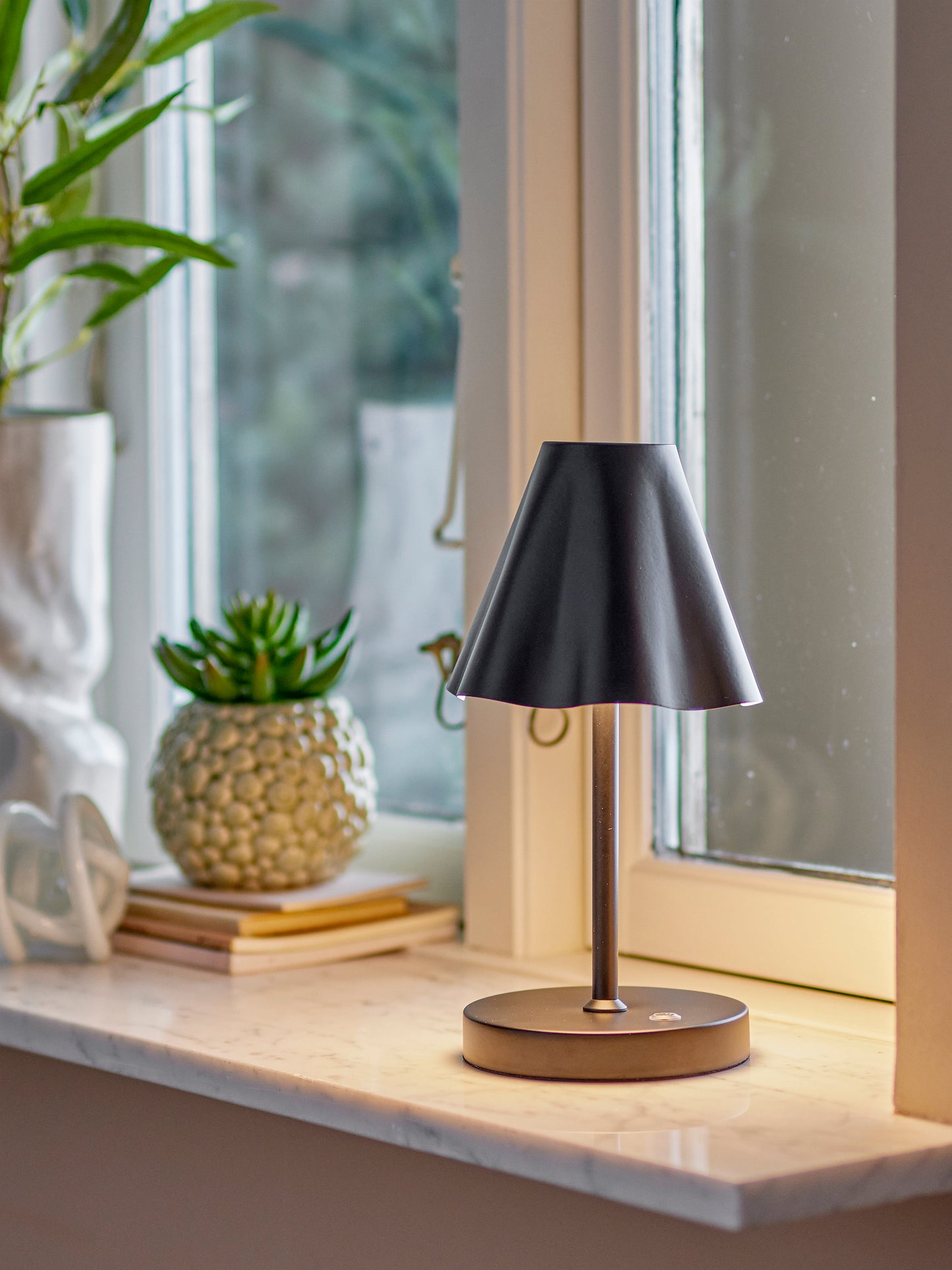 Lianna portabel bordslampa - Svart