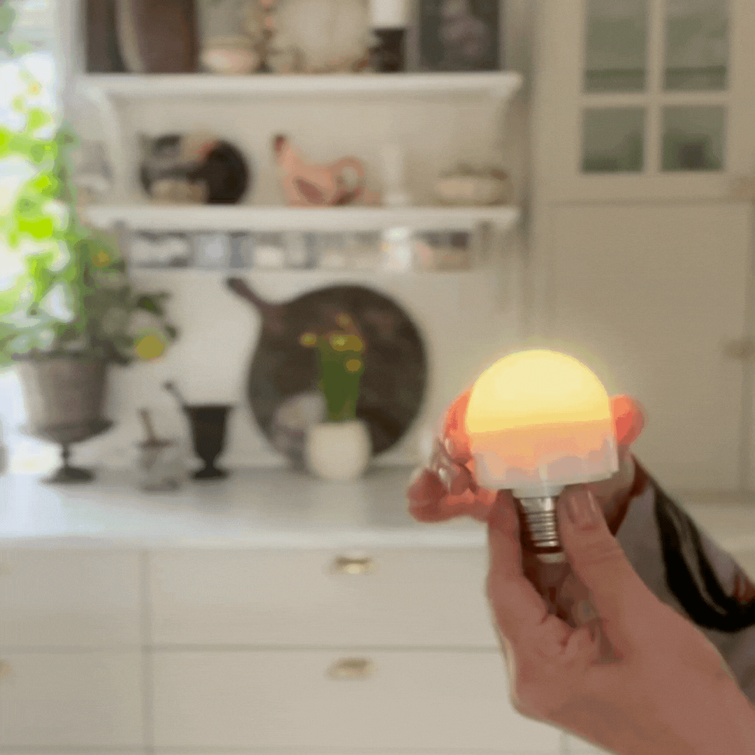 Avtagbar sockel på Lumous trådlösa LED-glödlampa Essence