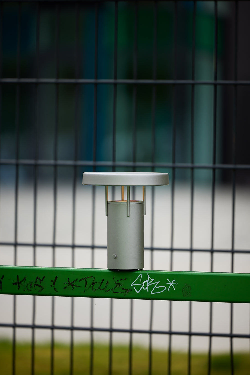 BringMe Portabla Lampa Mini Metallic Sand